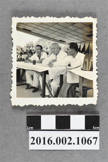 張星賢與楊肇嘉、賴土金於大會司令台合照 (共2張)