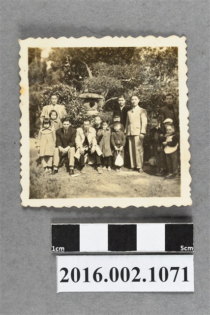 張星賢任職合作金庫時期與曾梅芳等同仁出遊合照 (共2張)