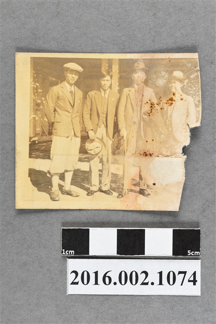 張星賢就讀早稻田大學時期利用寒假回台拜訪林獻堂於霧峯合照 (共2張)