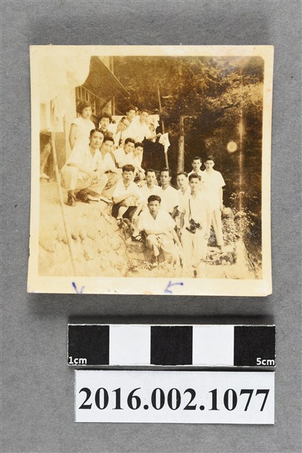 張星賢任職合庫桃園支庫經理與副理曾梅芳等同仁出遊合照 (共2張)