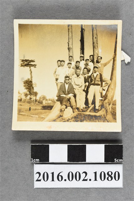 張星賢任職合庫桃園支庫經理與副理曾梅芳等同仁出遊合照 (共2張)