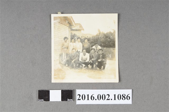 張星賢與合作金庫人事室同仁於公路局台北總站合照 (共2張)