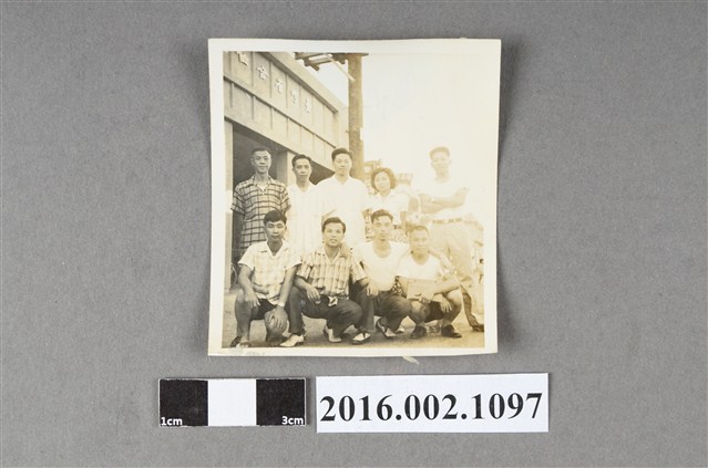 台灣省合作金庫桌球隊於合庫前合照 (共2張)