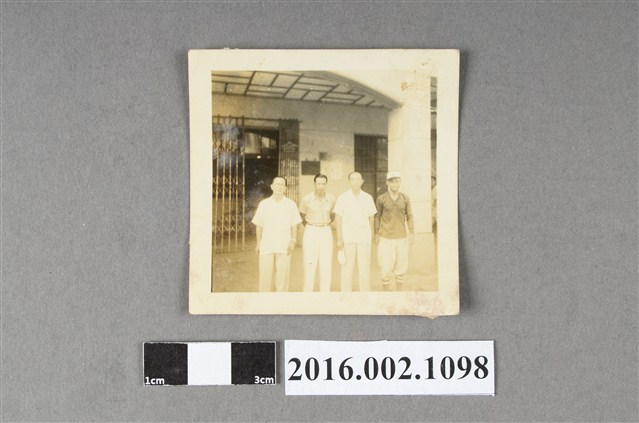 張星賢與謝國城、合作金庫棒球隊等人於合作金庫前合照 (共2張)