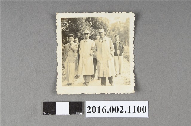 張星賢任職合庫桃園支庫經理與副理曾梅芳等同仁出遊合照 (共2張)