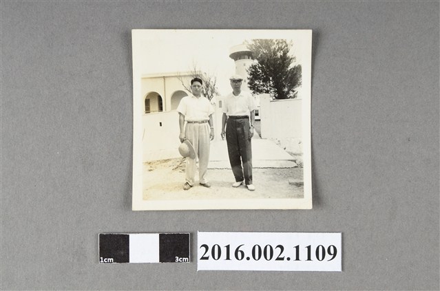 張星賢任職合作金庫時期與友人於恆春鵝鑾鼻燈塔合照 (共2張)