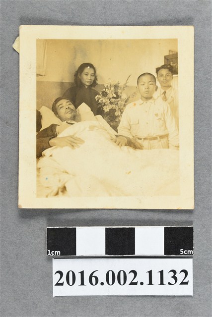 張星賢與妻鄭新合、次子、醫生於台北中興醫院病房 (共2張)