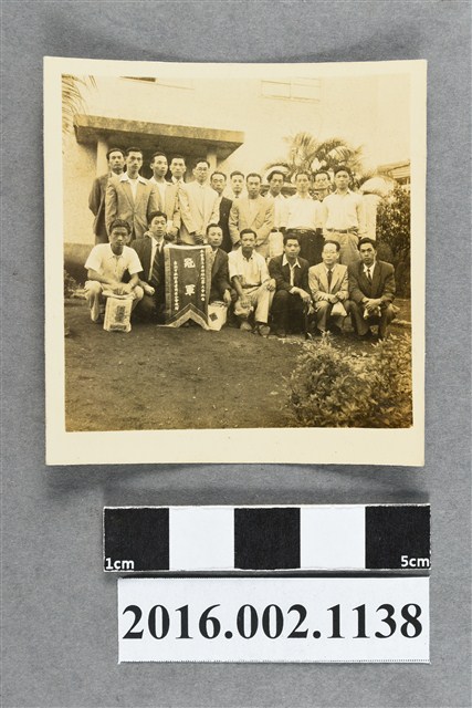 張星賢與合作金庫排球隊於台北市銀行商業同業公會第三屆排球比賽冠軍合照 (共2張)