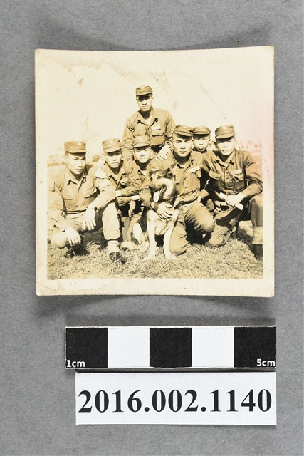 張星賢友人之子於服兵役時期與同袍合照 (共2張)