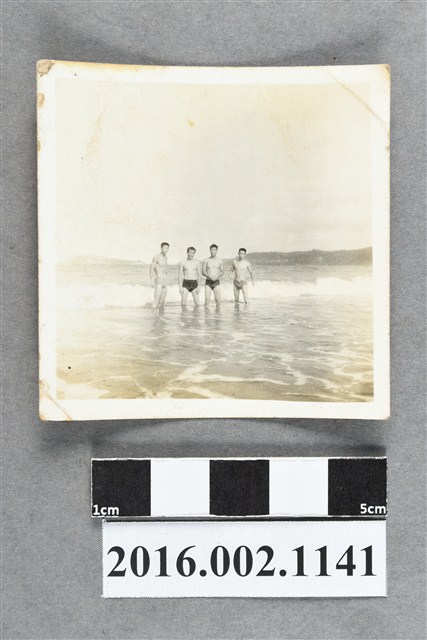 張星賢之四子與友人於海邊合照 (共2張)