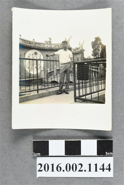 鄭新合之堂弟於埔里廟宇獨照 (共2張)