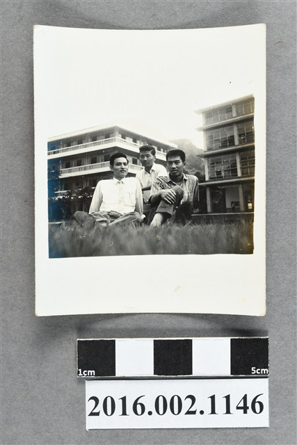 張星賢之四子與堂舅於埔里合照 (共2張)