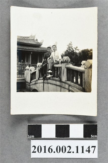 張星賢之四子與堂舅於埔里廟宇合照 (共2張)