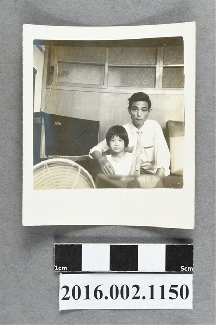 鄭新合之堂弟與外甥女於埔里自宅合照 (共2張)