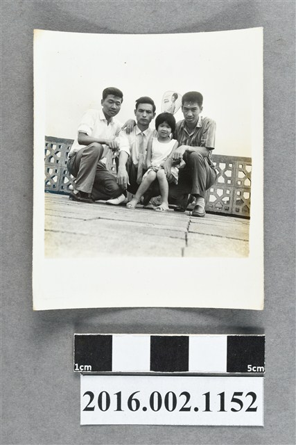 張星賢之四子與堂舅、表妹於埔里住家合照 (共2張)