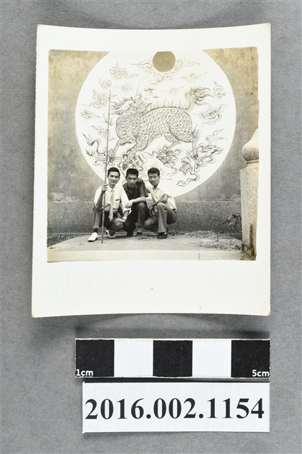 張星賢之四子與堂舅於埔里廟宇合照 (共2張)