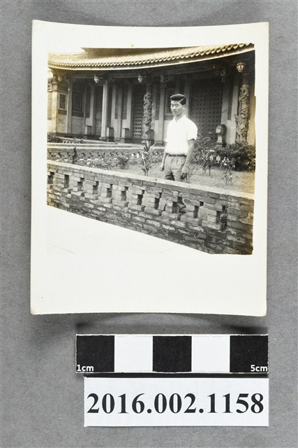 鄭新合之堂弟於埔里廟宇獨照 (共2張)