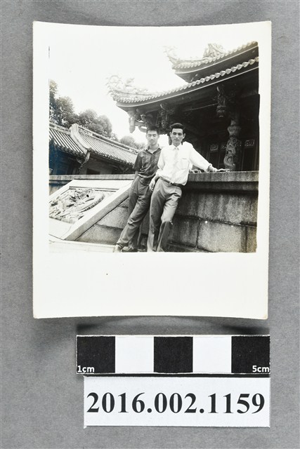 張星賢之四子與堂舅於埔里廟宇合照 (共2張)