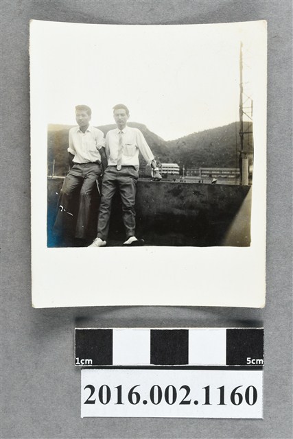 鄭新合之堂弟於埔里自宅頂樓合照 (共2張)