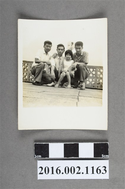 張星賢之四子與堂舅、表妹於埔里住家合照 (共2張)