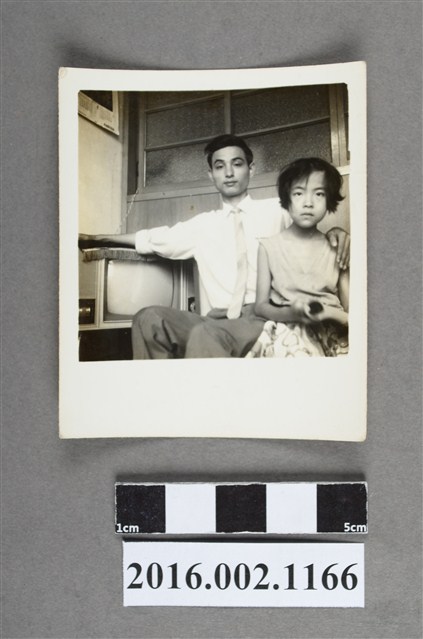 鄭新合之堂弟與外甥女於埔里自宅合照 (共2張)