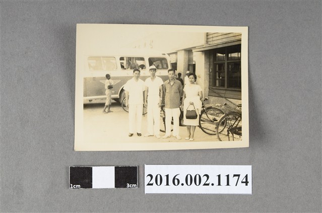 鄭新合與友人於公車車站合照 (共2張)