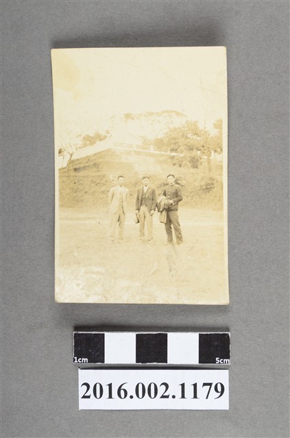 張星賢就讀早稻田大學時期與友人合照 (共2張)