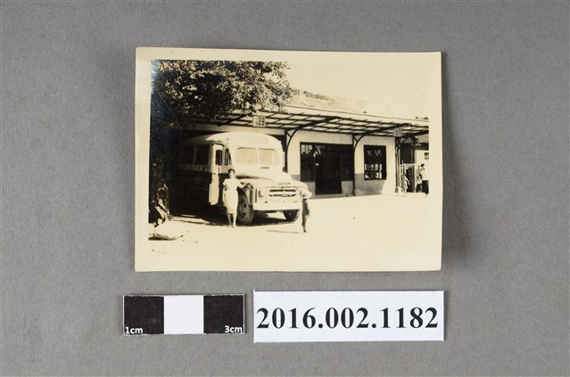 鄭新合於公車車站 (共2張)