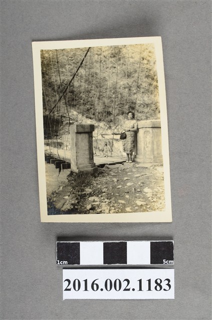 鄭新合於花蓮縣太魯閣國家公園吊橋前 (共2張)