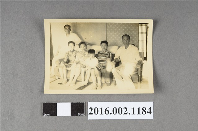 張星賢之四妹全家與鄭新合於台南自宅合照 (共2張)