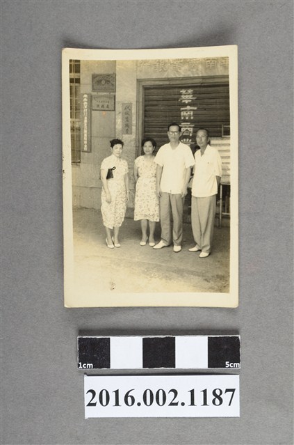 鄭新合與彰化高女同學等人於華南商銀前合照 (共2張)