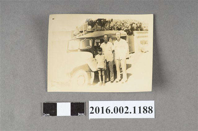 張星賢之妹婿等人於汽車前合照 (共2張)