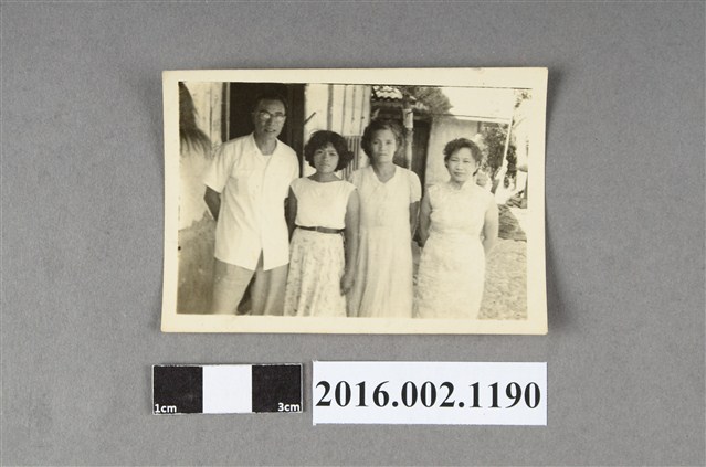 張星賢夫婦與楊傳廣之母親、妹妹於臺東住家前合照 (共2張)