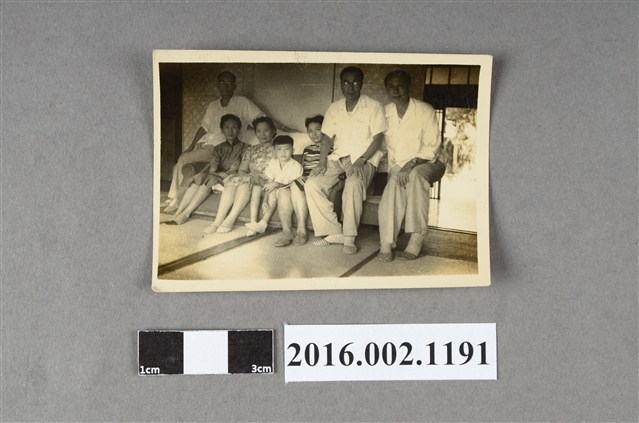 張星賢夫婦與四妹全家人於台南住家合照 (共2張)