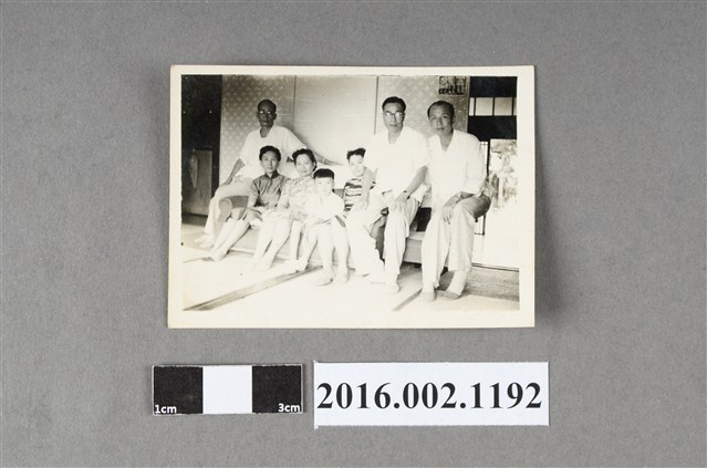 張星賢夫婦與四妹全家人於台南住家合照 (共2張)