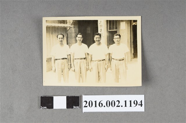 張星賢四位友人於圖書館前合照 (共2張)