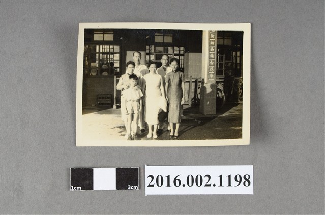 張星賢之四妹全家與 鄭新合於台南火車站前合照 (共2張)