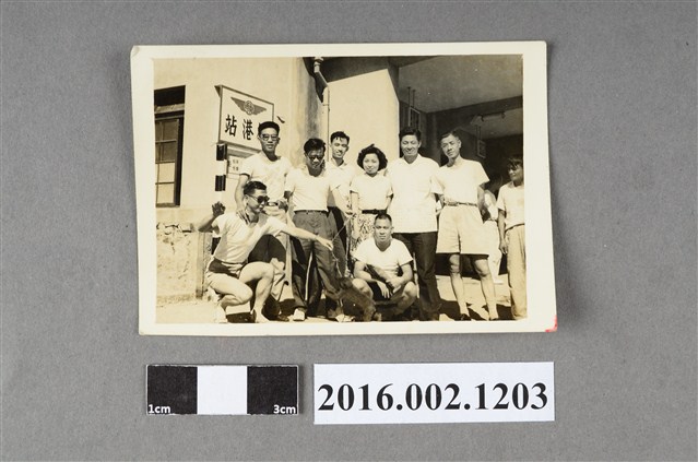 張星賢之合作金庫桌球隊於公車車站前合照 (共2張)