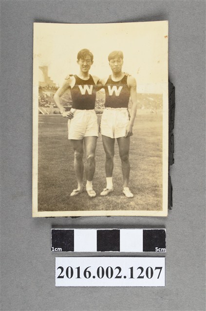 張星賢就讀早稻田大學時期與同為校田徑代表選手松平賴明於運動場合照 (共3張)