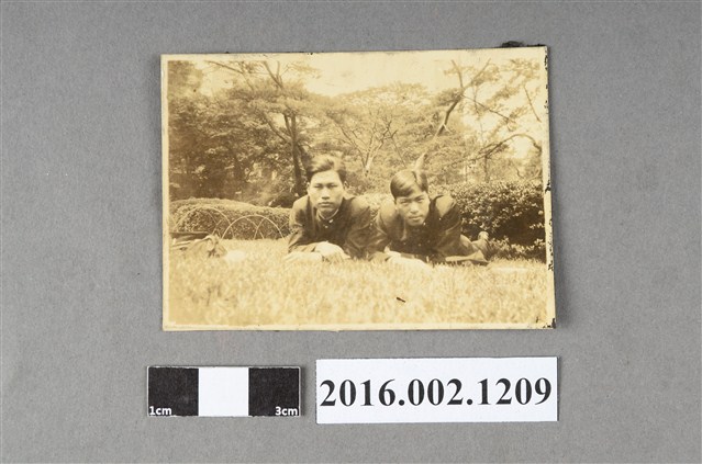 張星賢就讀早稻田大學時期與同學合照 (共3張)