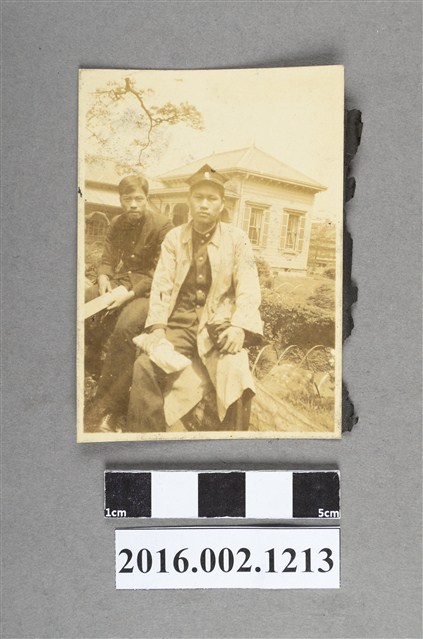 張星賢就讀早稻田大學時期與同學合照 (共2張)