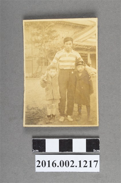 張星賢於鎌倉師範學校與兩位男孩合影 (共2張)