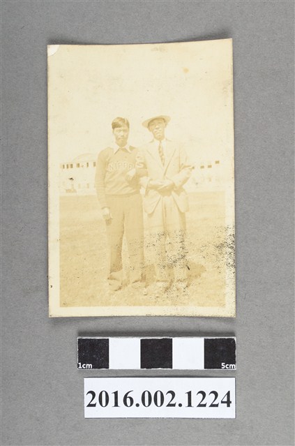 張星賢就讀早稻田大學時期代表日本參加第十屆洛杉磯奧運與南部忠平選手於奧運練習場合照 (共2張)