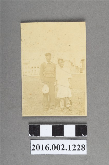 張星賢就讀早稻田大學時期代表日本參加第十屆洛杉磯奧運與友人於奧運練習場合照 (共2張)