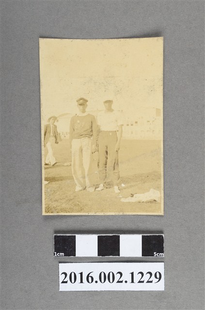 張星賢就讀早稻田大學時期代表日本參加第十屆洛杉磯奧運與隊友於奧運練習場合照 (共2張)