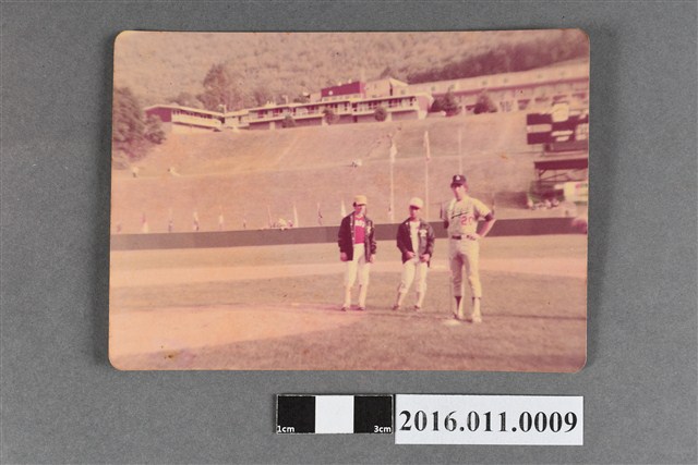 站在威廉波特棒球場上的三名不同國籍的球員 (共2張)