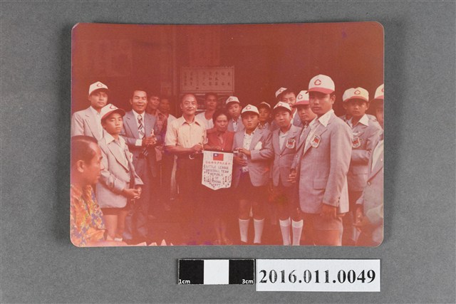 中華隊歸國後與父母師長之合影 (共2張)