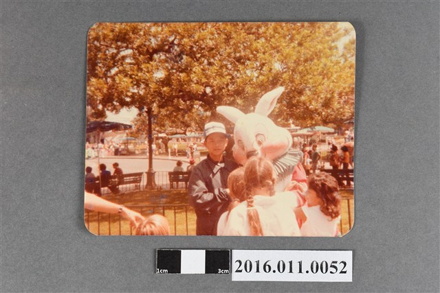 林義雄於美國遊樂園照 (共2張)