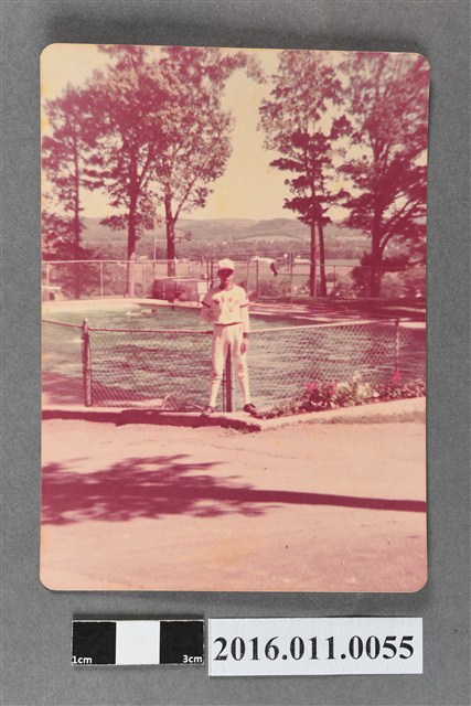 林義雄於泳池前的個人照 (共2張)