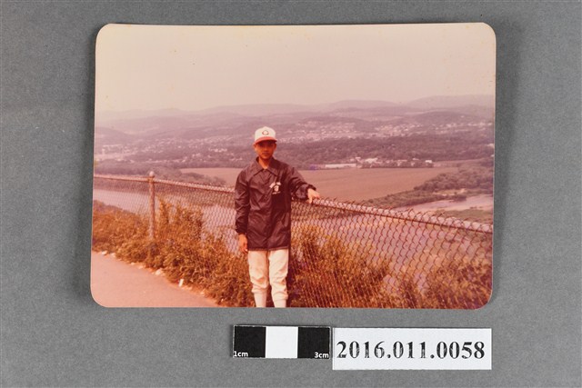 身著威廉波特少棒賽大會外套的林義雄 (共2張)